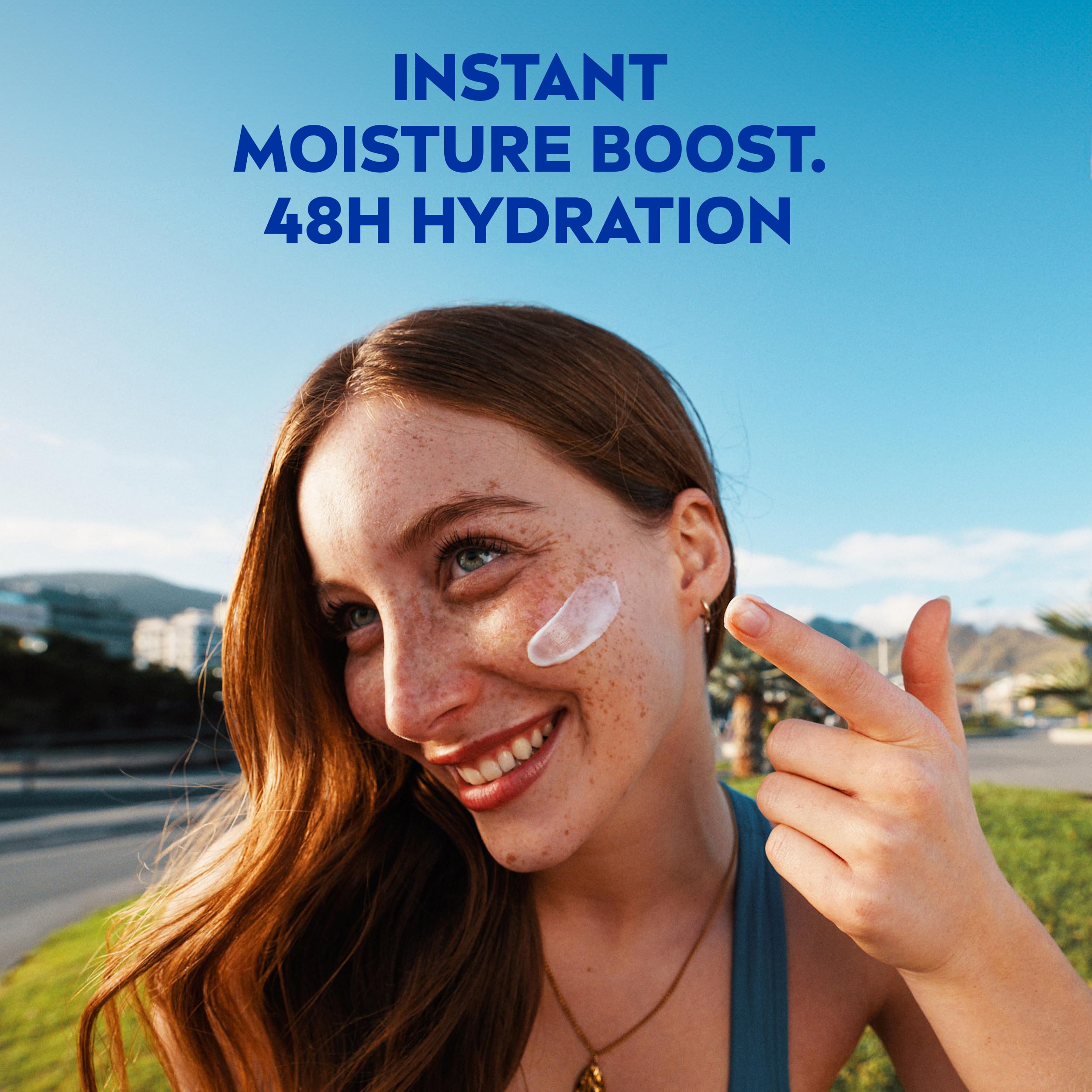 NIVEA Soft crema hidratante, aplicación en manos para hidratación diaria.