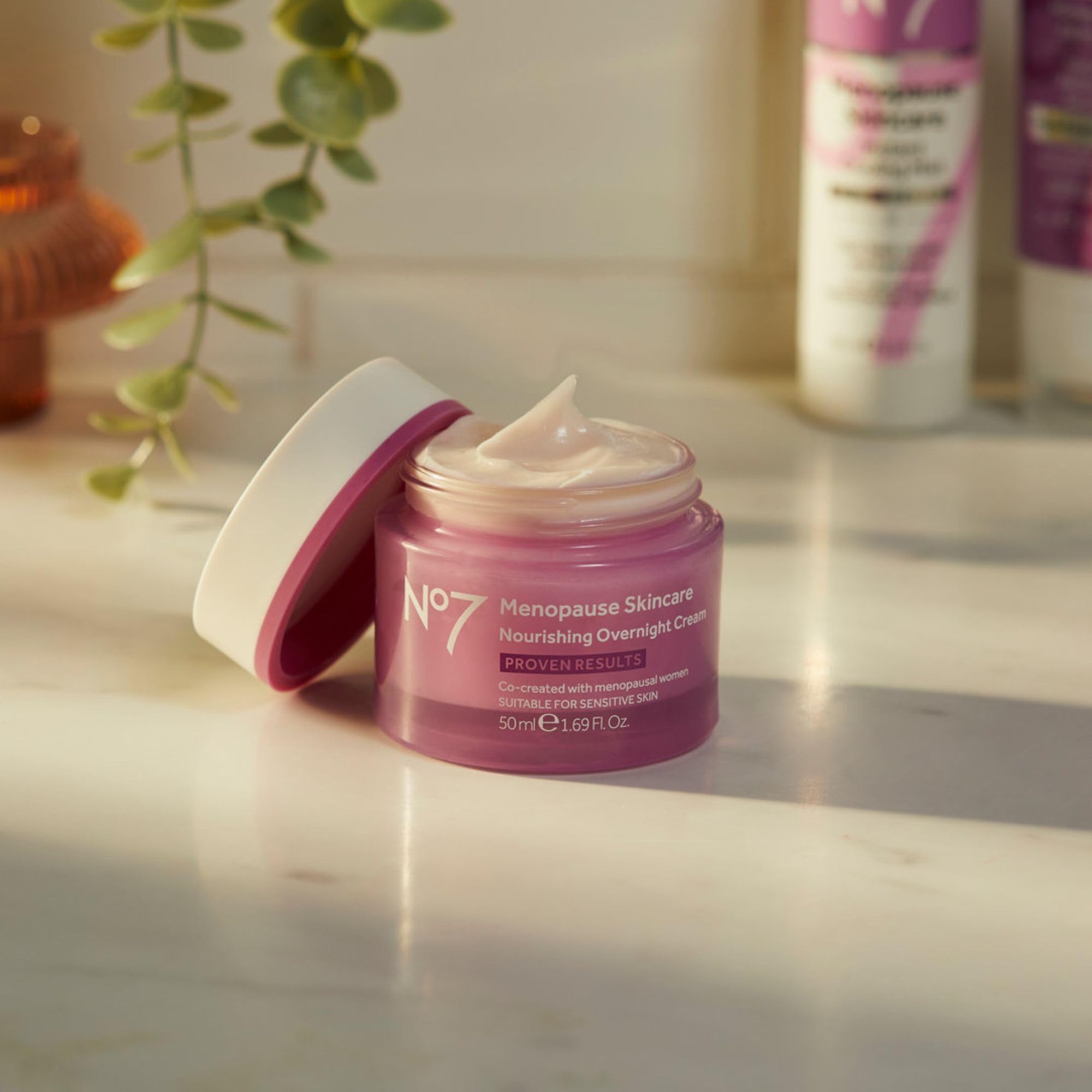 No7 crema nocturna: ceramidas y ácido hialurónico nutren la barrera cutánea.
