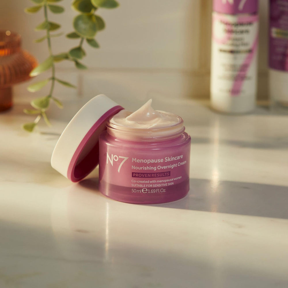 No7 crema nocturna: ceramidas y ácido hialurónico nutren la barrera cutánea.
