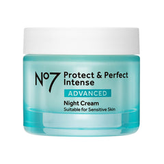 No7 crema nocturna intensiva en frasco para piel suave al despertar.