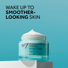 No7 Protect & Perfect en aplicación diaria, crema de noche suave para cuidado nocturno.