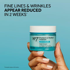 No7 crema nocturna de textura suave para revitalizar la piel.