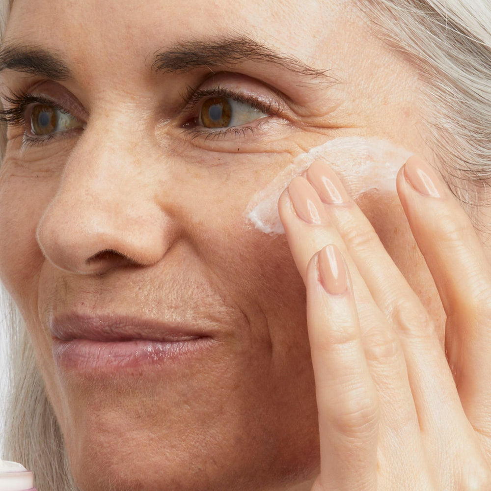 No7 crema nocturna menopausia: acción del ácido hialurónico para hidratación profunda.