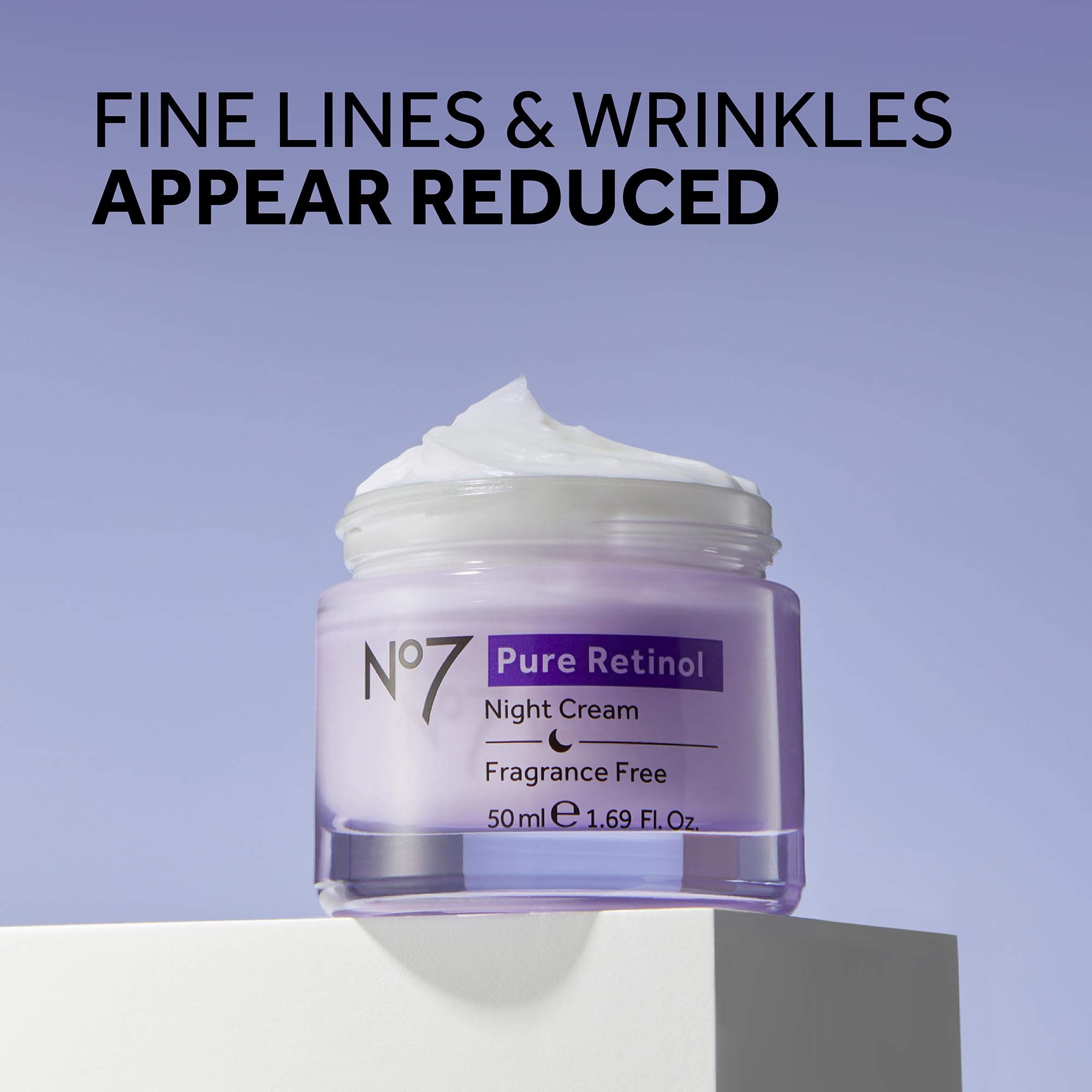 Texture crème No7 nuit au rétinol pur en premier plan pour absorption douce