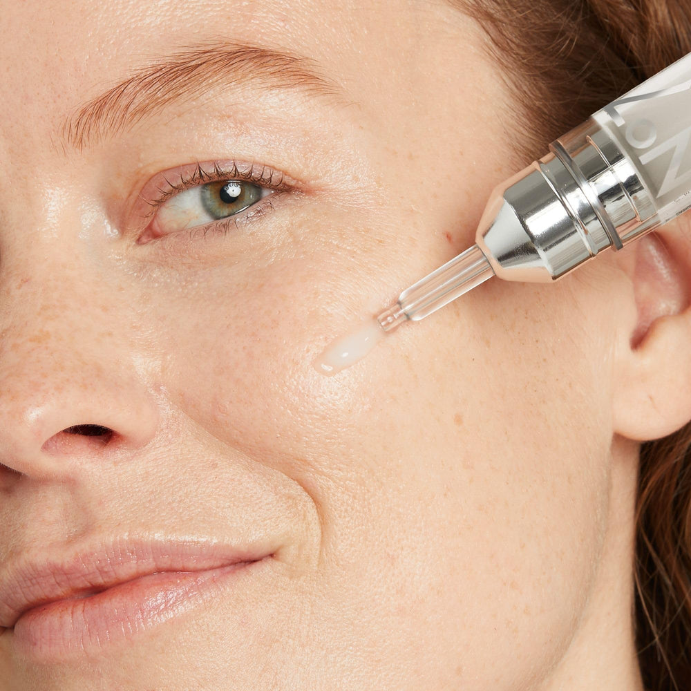 Textura cremosa del serum No7 para hidratación suave y rápida absorción