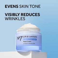 No7 Lift and Luminate, crema nocturna textura rica para una experiencia cremosa.