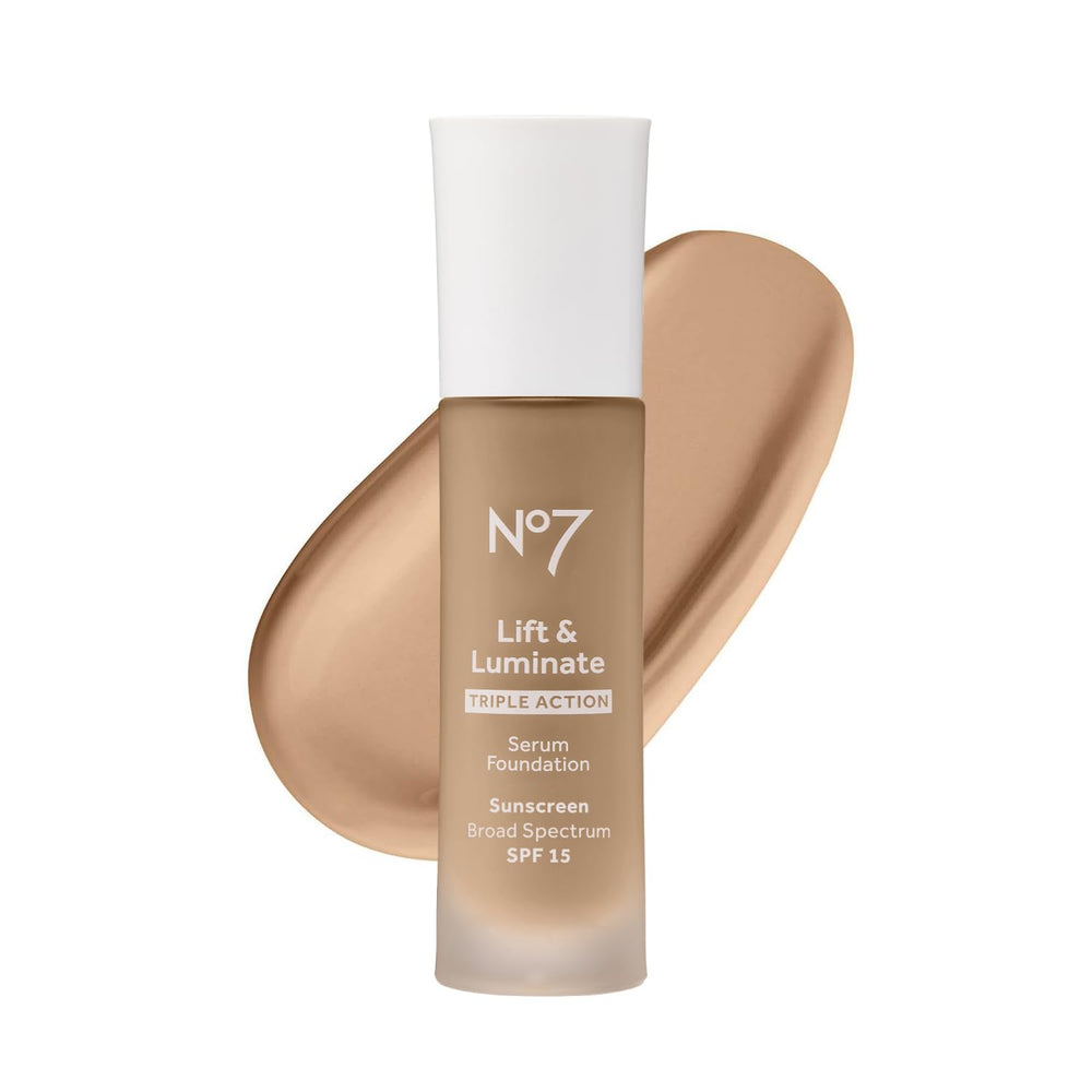 No7 Lift & Luminate, base en bote, unifica tono y aporta brillo suave para piel madura.