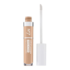 No7 Lift Luminate Concealer aplicado suave para una piel más uniforme.