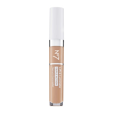 No7 Lift & Luminate concealer en tubo de 8 ml para cubrir manchas y ojeras con radiancia suave.