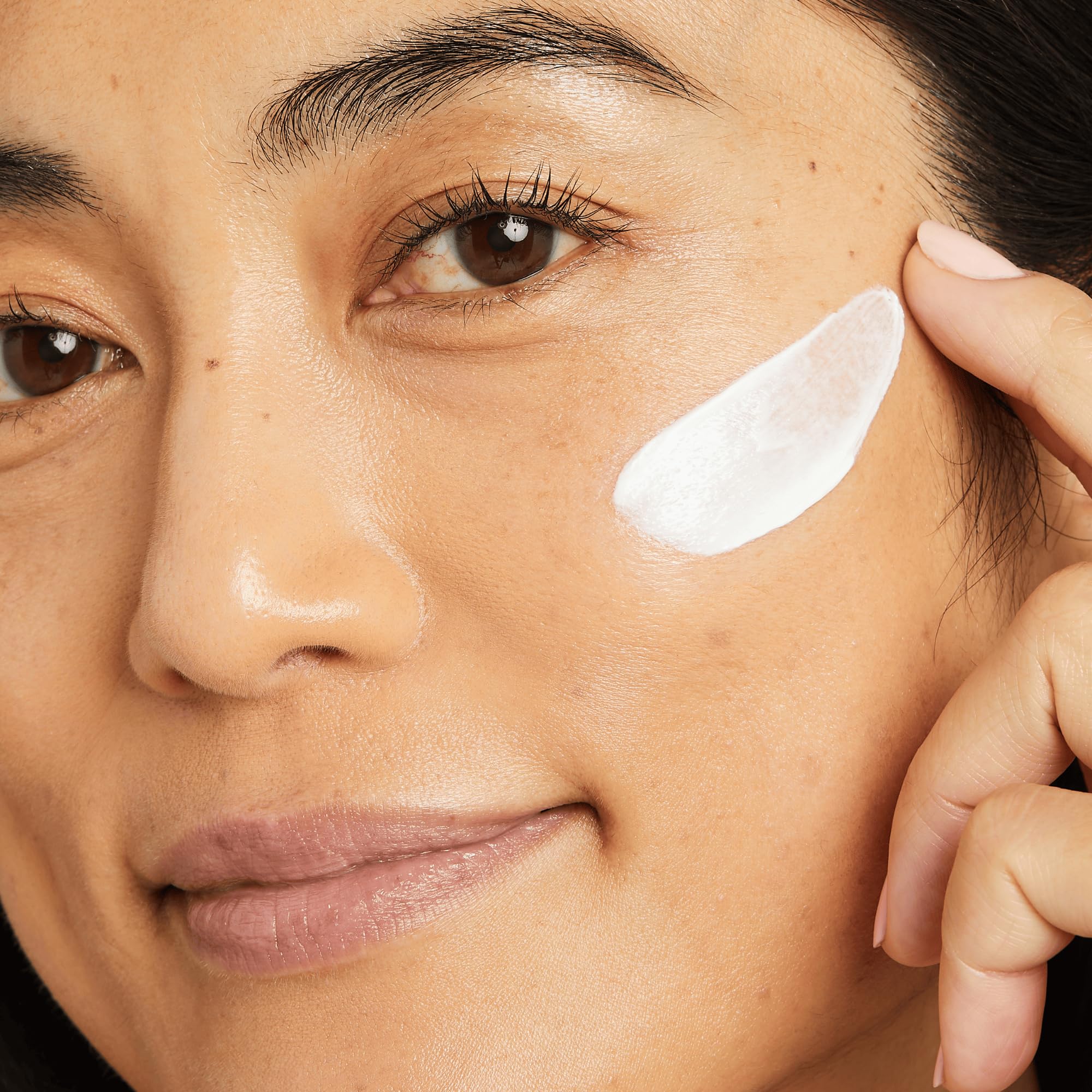 No7 Lift & Luminate: SPF 30 para protección diaria.