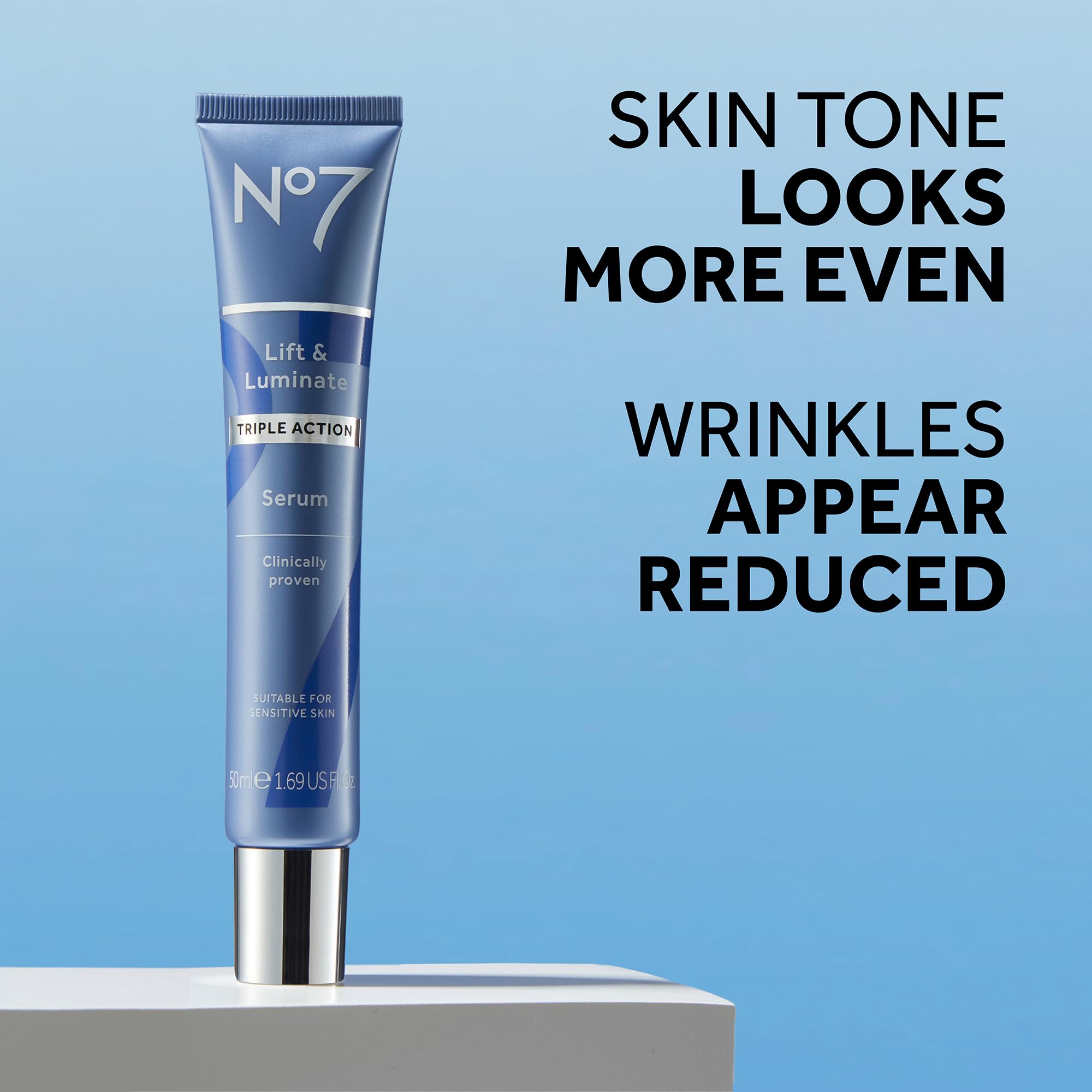 No7 Lift & Luminate con vitamina C para un tono más uniforme y brillo natural.