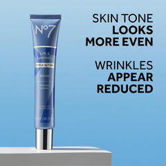 No7 Lift & Luminate con vitamina C para un tono más uniforme y brillo natural.