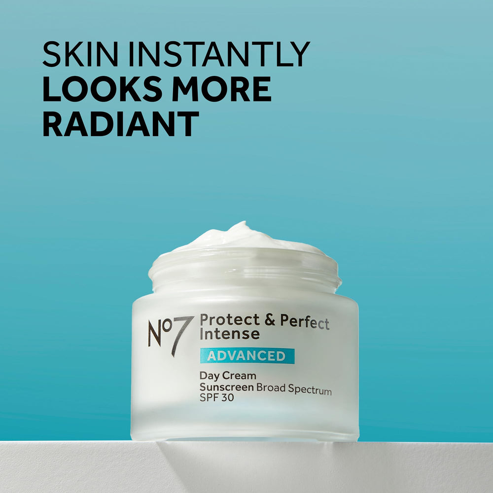 Texture crème No7 Protect & Perfect prête à l’application journalière.
