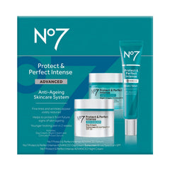 No7 Protect & Perfect crema noche hidratante con textura suave.