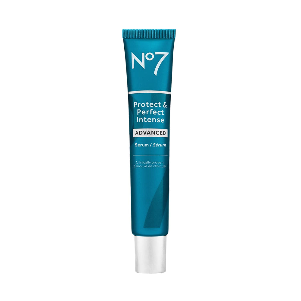 Botella de No7 Protect & Perfect Serum para hidratación y suavizado de la piel.