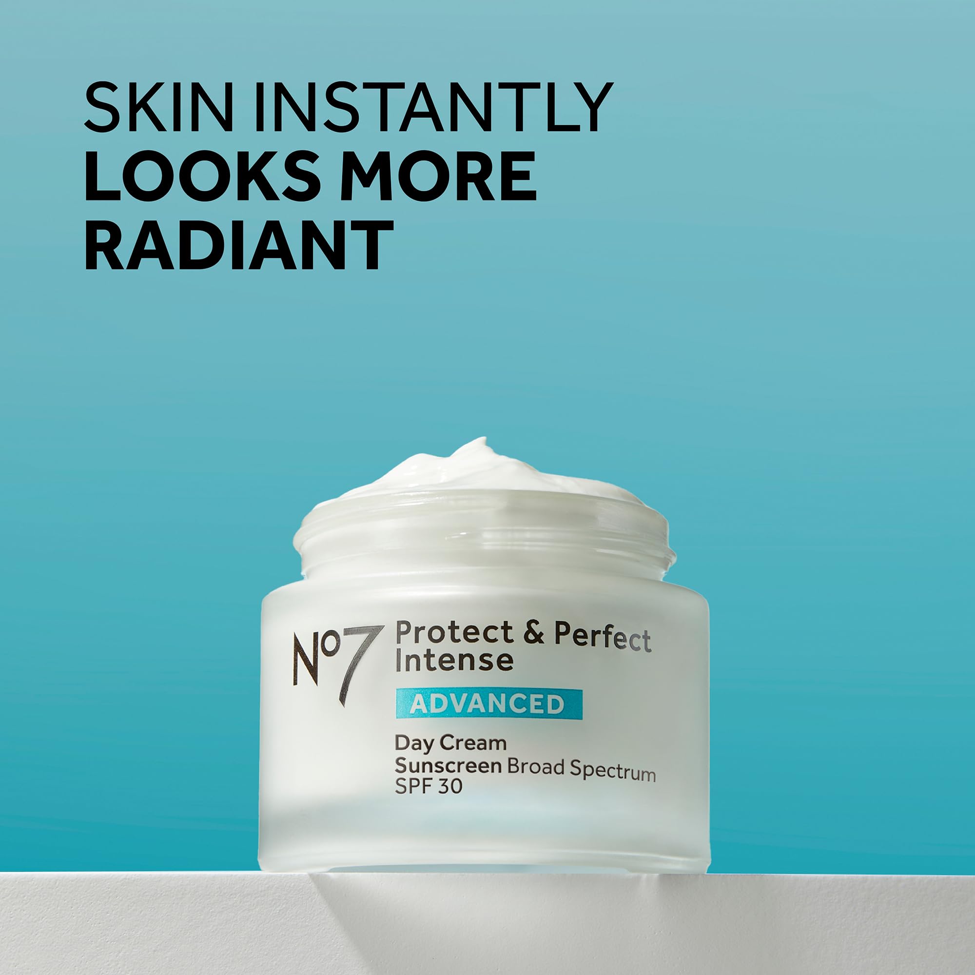 No7 Protect & Perfect serum hialuronico ofrece hidratación duradera.