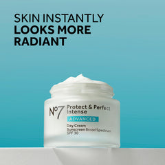 No7 Protect & Perfect serum hialuronico ofrece hidratación duradera.