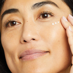 No7 Pure Retinol para ojos: aplicar alrededor de los contornos para cuidado nocturno.