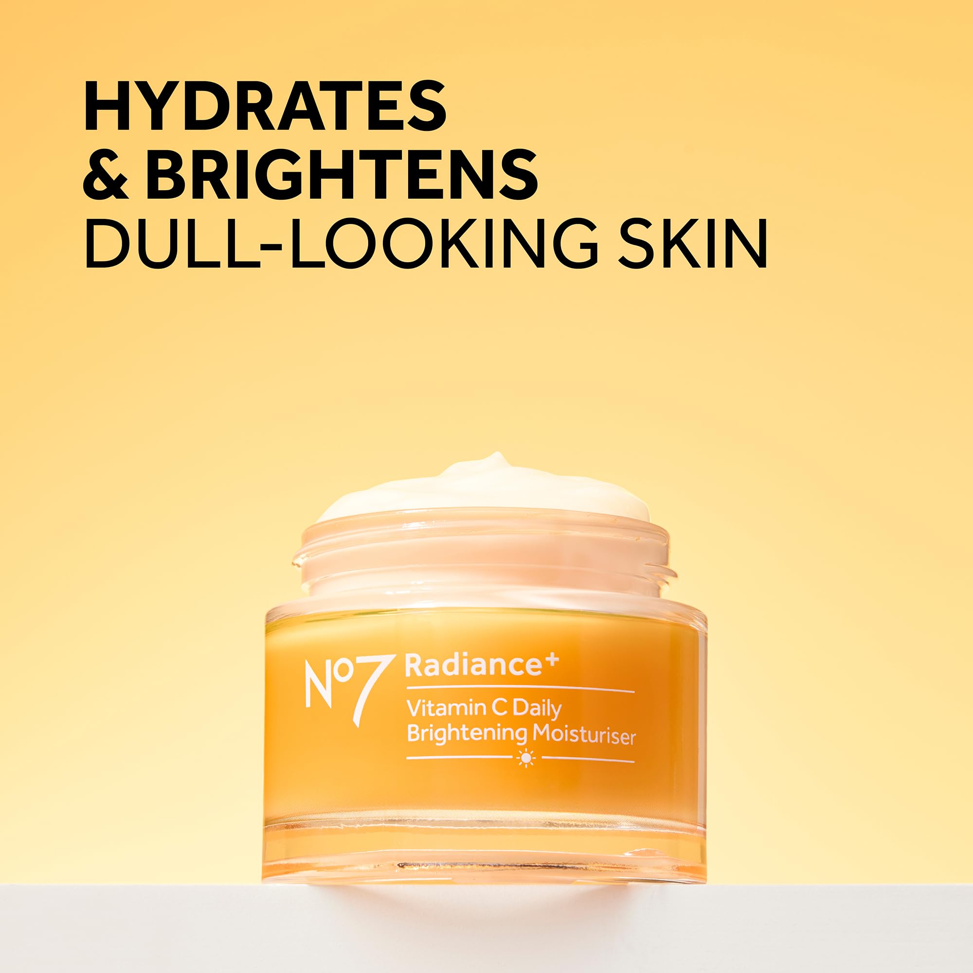 Aplicación de la crema No7 Radiance+ en la mano mostrando textura ligera