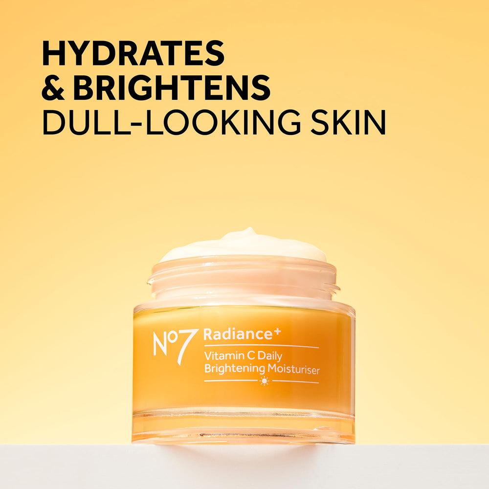 Aplicación de la crema No7 Radiance+ en la mano mostrando textura ligera