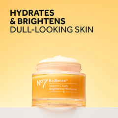 Aplicación de la crema No7 Radiance+ en la mano mostrando textura ligera