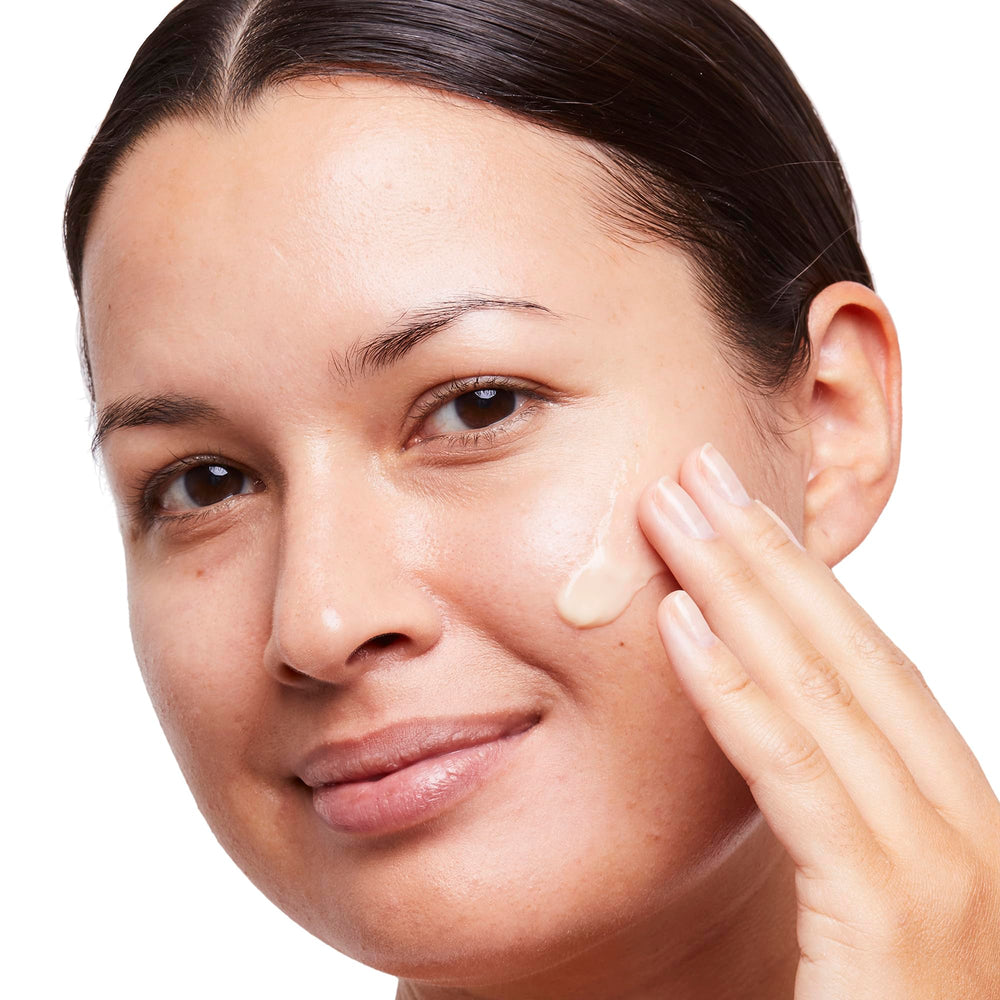 Envase de 50 ml de No7 Radiance+ en fondo neutro