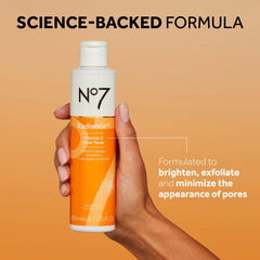 Aplicación en gota de No7 Radiance+ Toner para exfoliación suave de poros.
