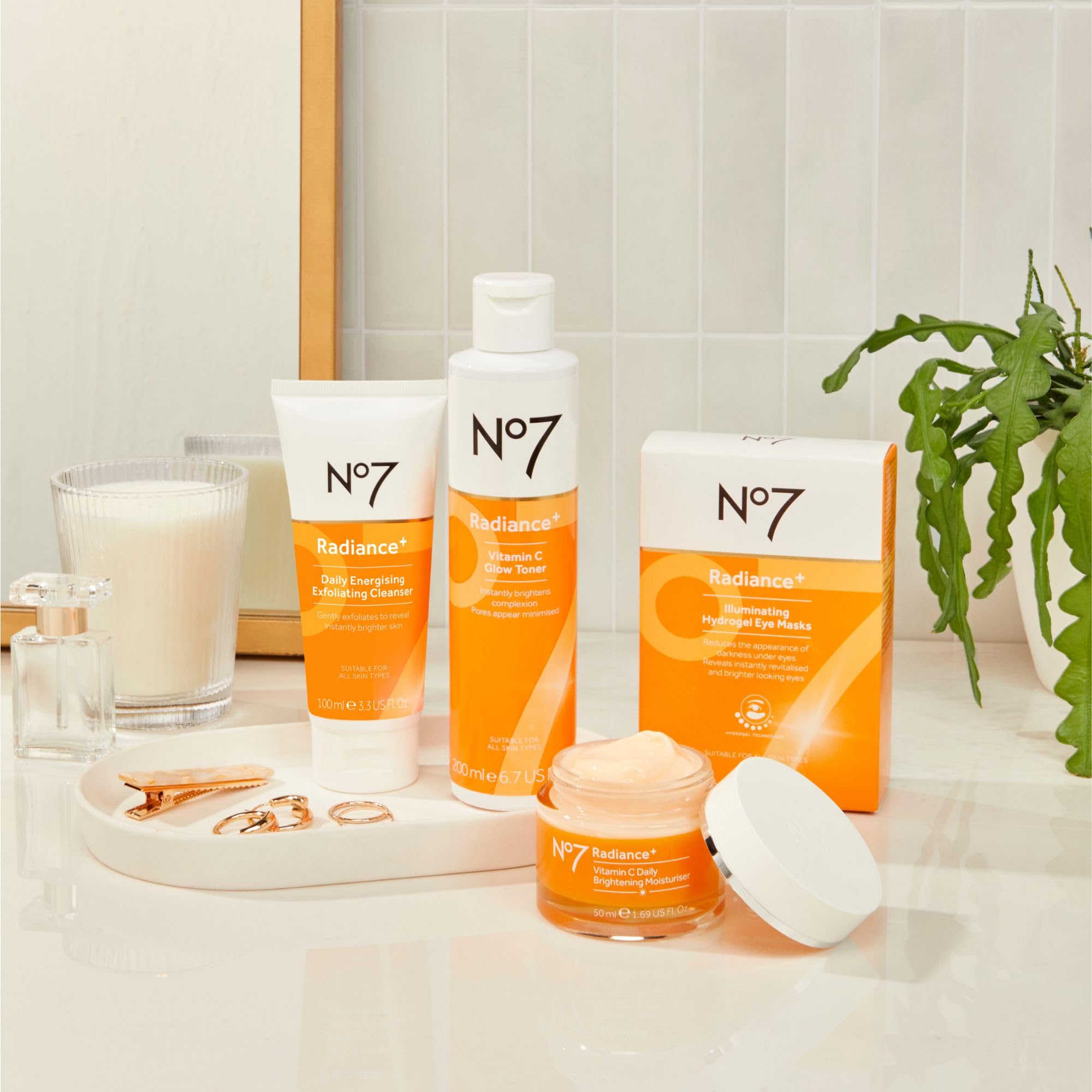 No7 Radiance+ Toner con aloe vera ofrece hidratación suave para piel sensible.