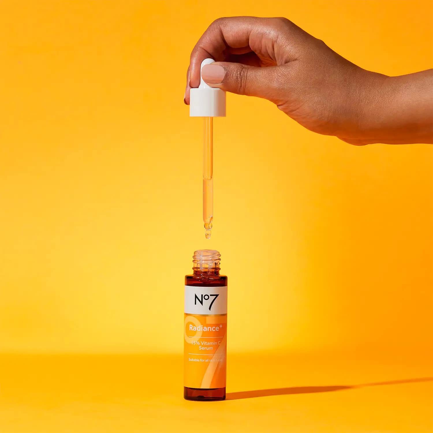 No7 Radiance+ Serum: fórmula 15% vitamina C para tono uniforme