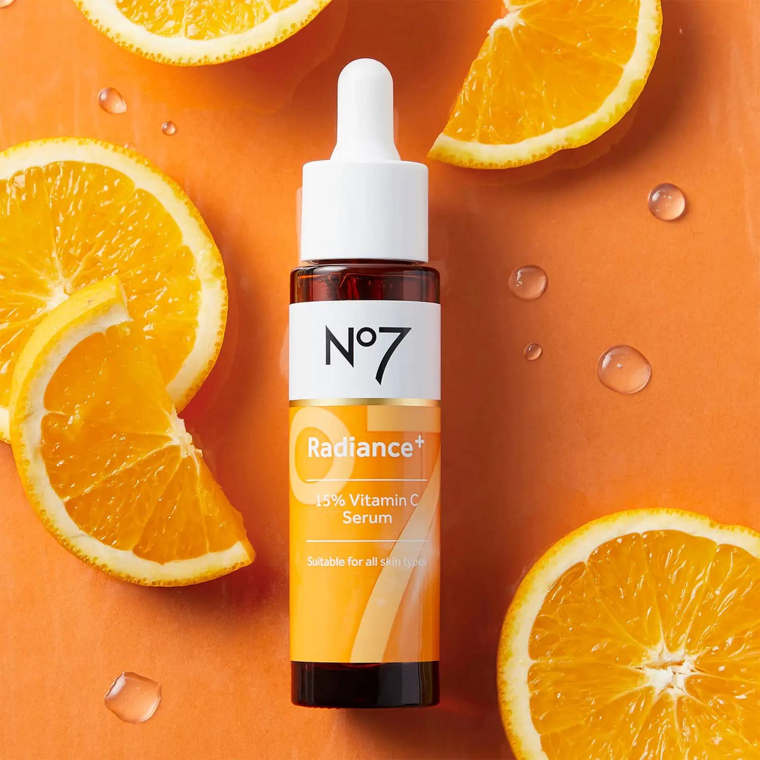No7 Radiance+ Serum: manos aplicando para rutina diaria de cuidado facial