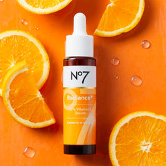 No7 Radiance+ Serum: manos aplicando para rutina diaria de cuidado facial