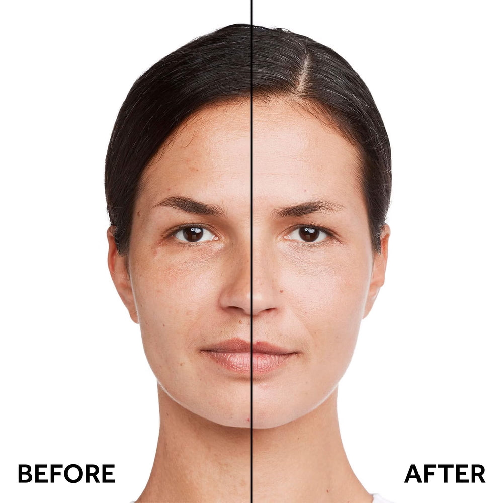 Aplicación de No7 Restore & Renew Foundation en el rostro para un acabado uniforme.