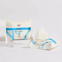 No7 toallitas con vitamina B5, hamamelis y hinojo, brindan limpieza suave y revitalizante.