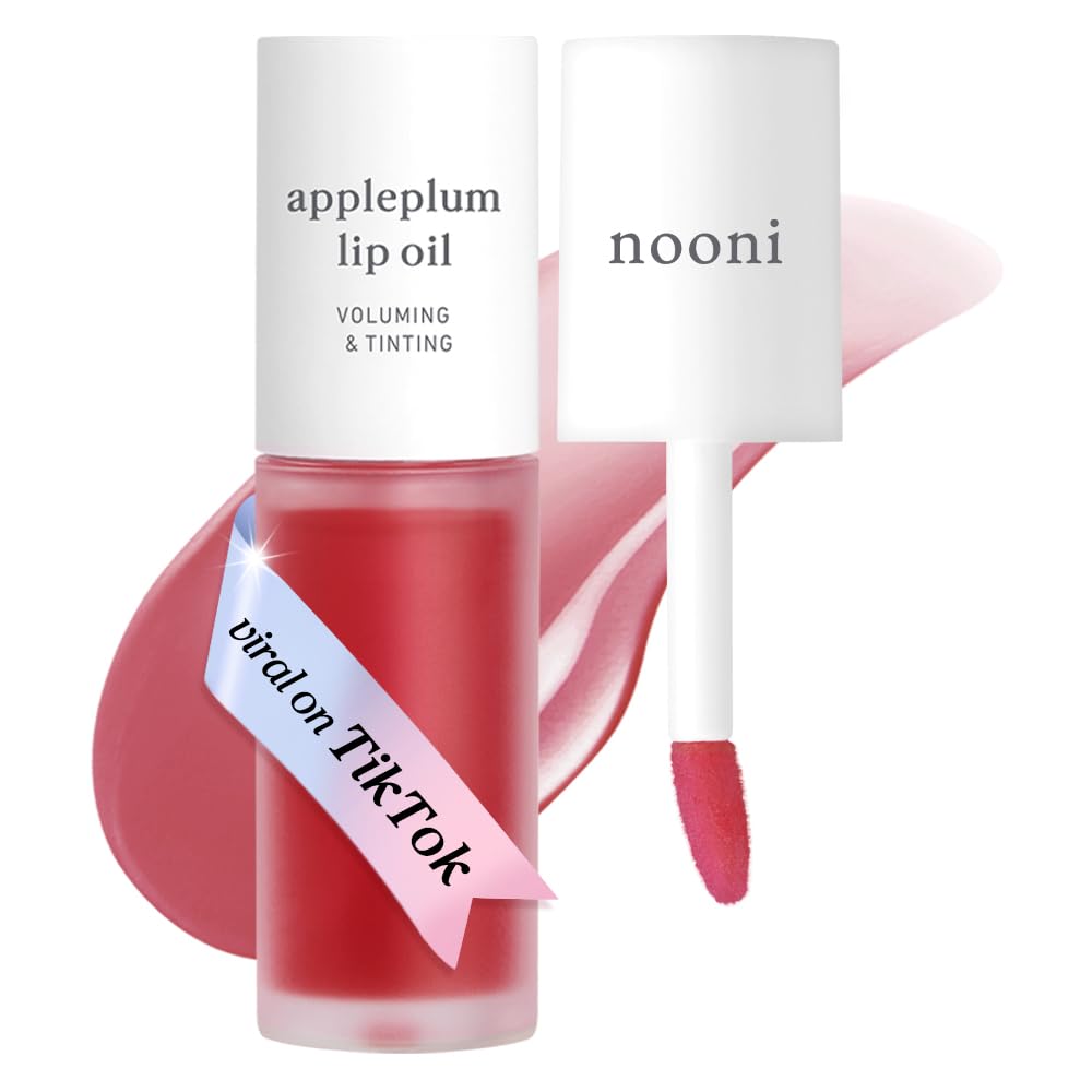 NOONI Appleplum Lip Oil junto a la botella para hidratación duradera durante el día.