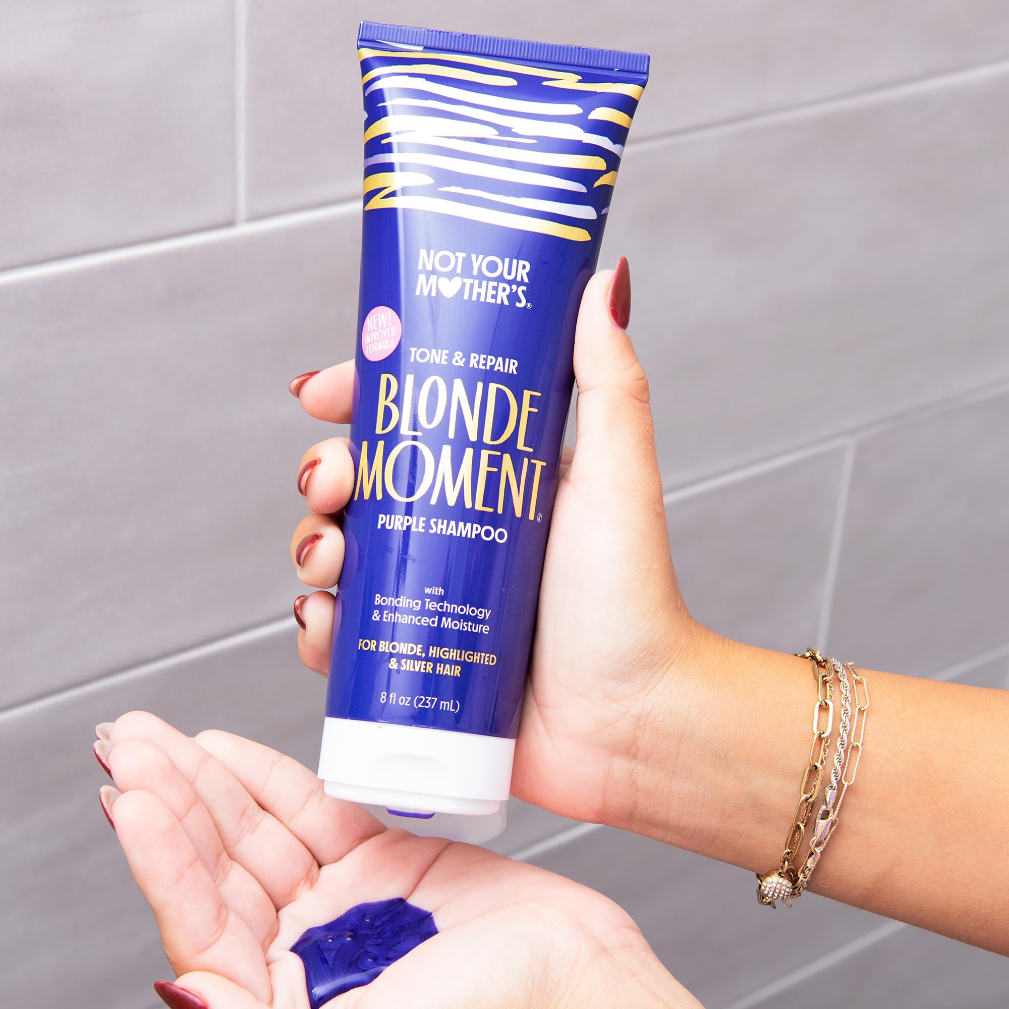 Acondicionador violeta Not Your Mother's Blonde Moment, ayuda a mantener el color y la suavidad.