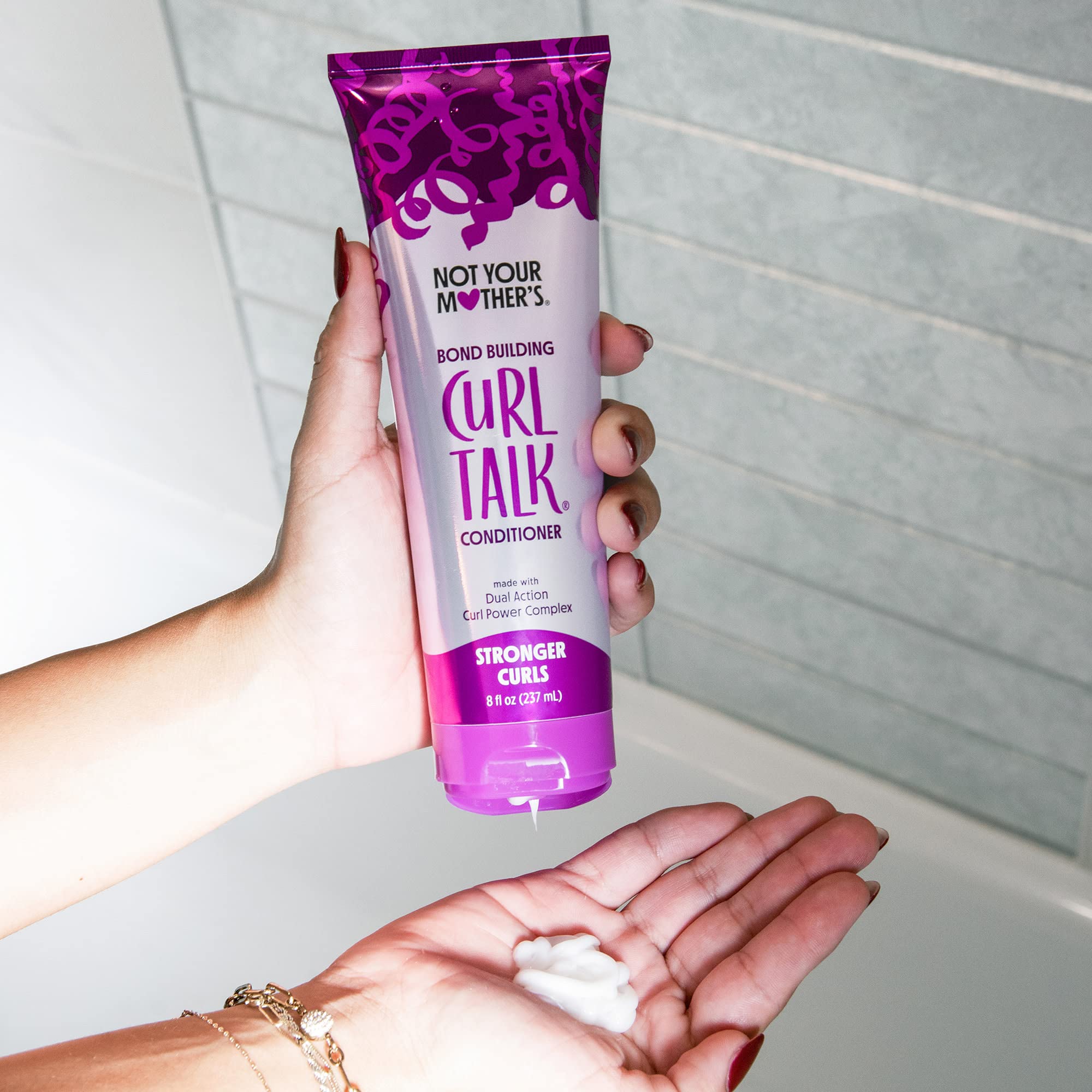 Not Your Mother's Curl Talk champú, textura de espuma suave para limpieza delicada