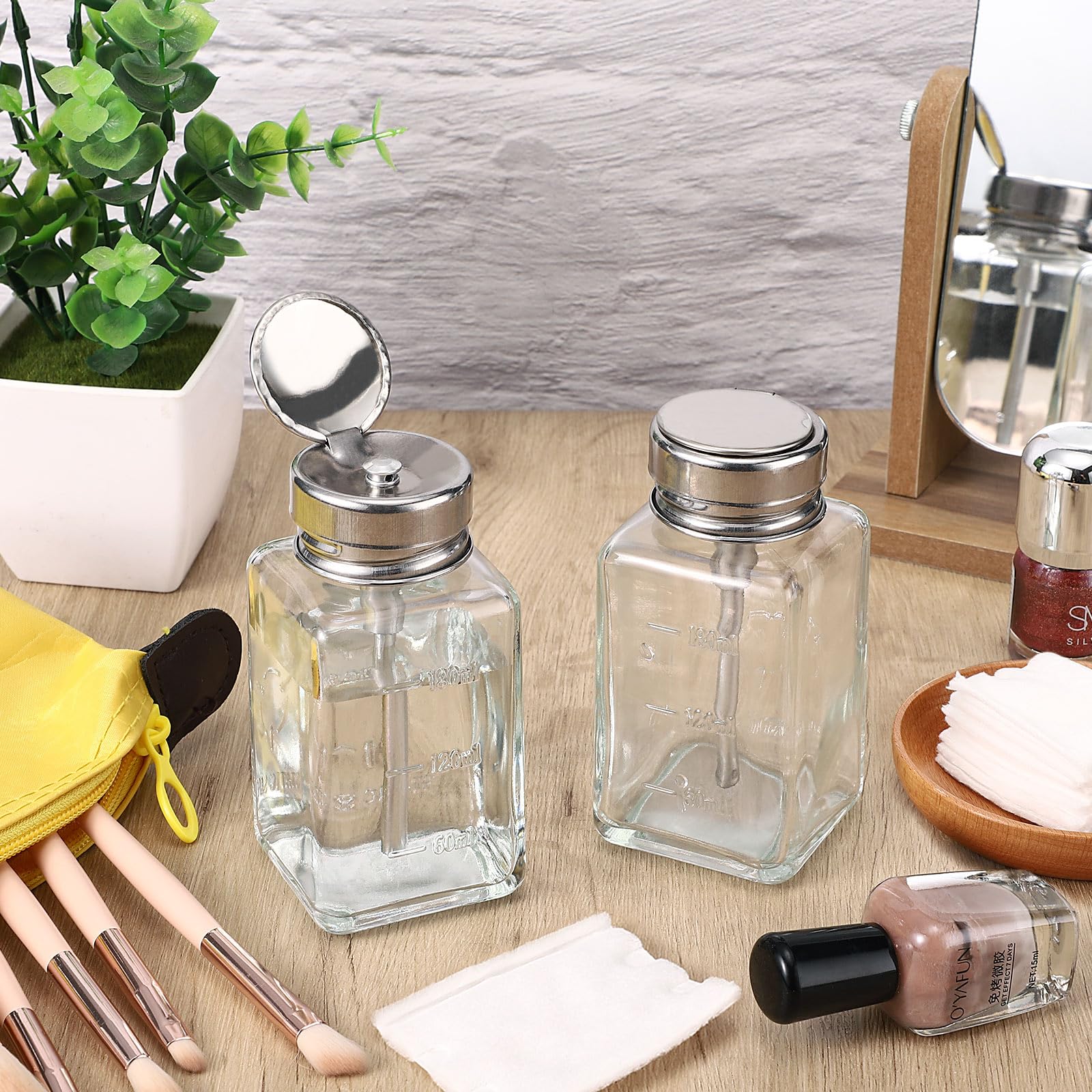 Noverlife dos dispensadores para facilitar el flujo de trabajo en estaciones de belleza.