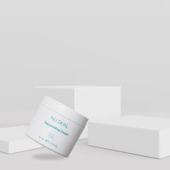 Nu Skin Crème Rajeunissante démonstration d'application jour et nuit pour peau sèche.