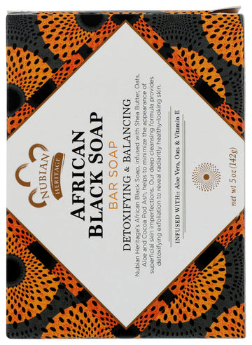 Textura rugosa del Jabón Negro Africano de Nubian Heritage para exfoliar suavemente