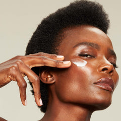 Primer plano de ingredientes de NuFACE Silk Creme Activator, enfocado en hidratación.