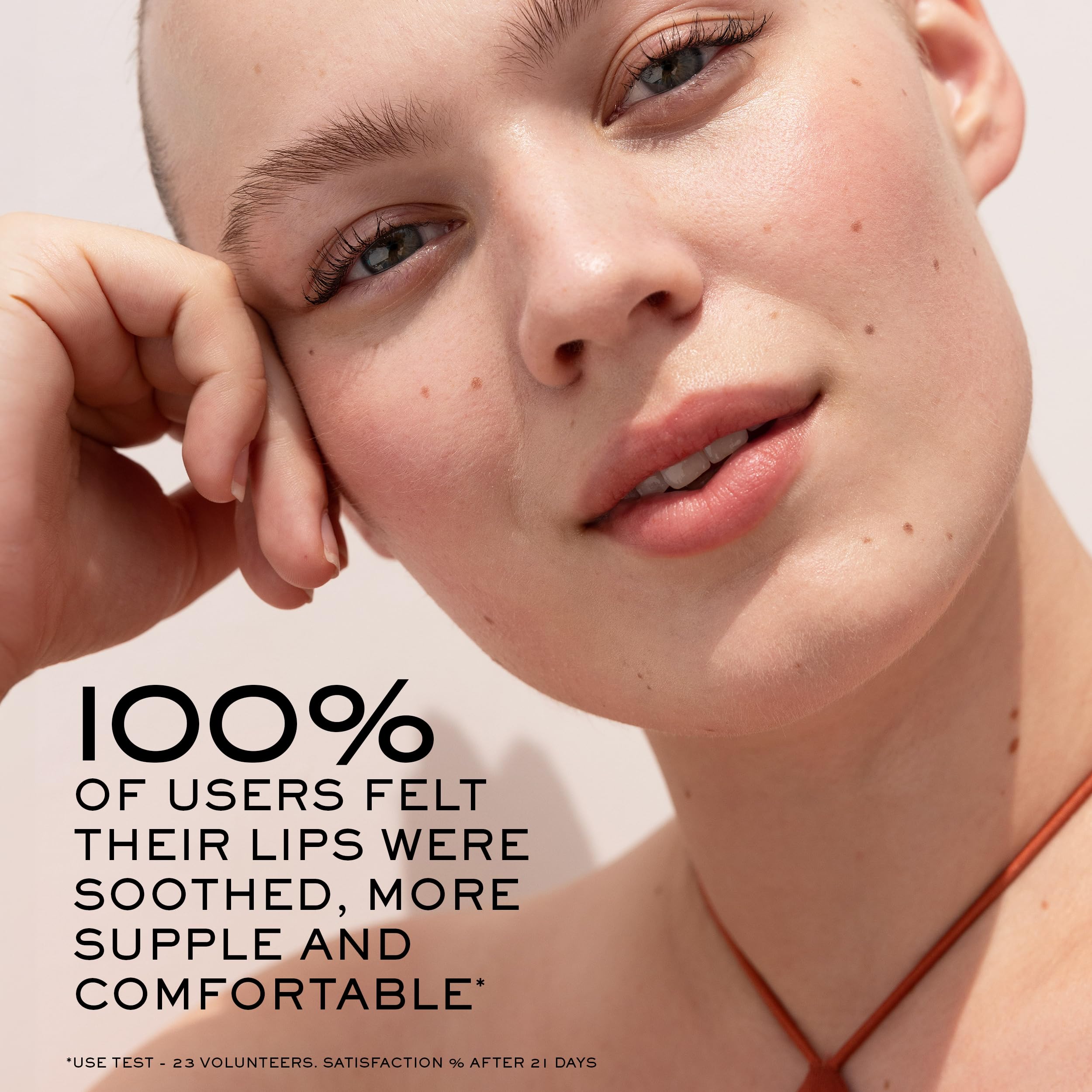 Cera de abejas en Nuxe Very Rose protege labios con fórmula natural.