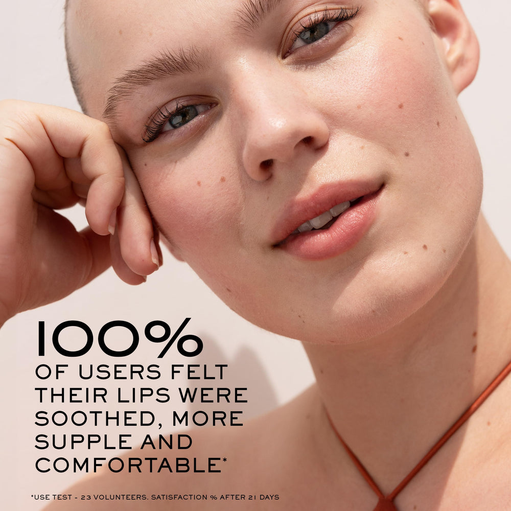 Cera de abejas en Nuxe Very Rose protege labios con fórmula natural.