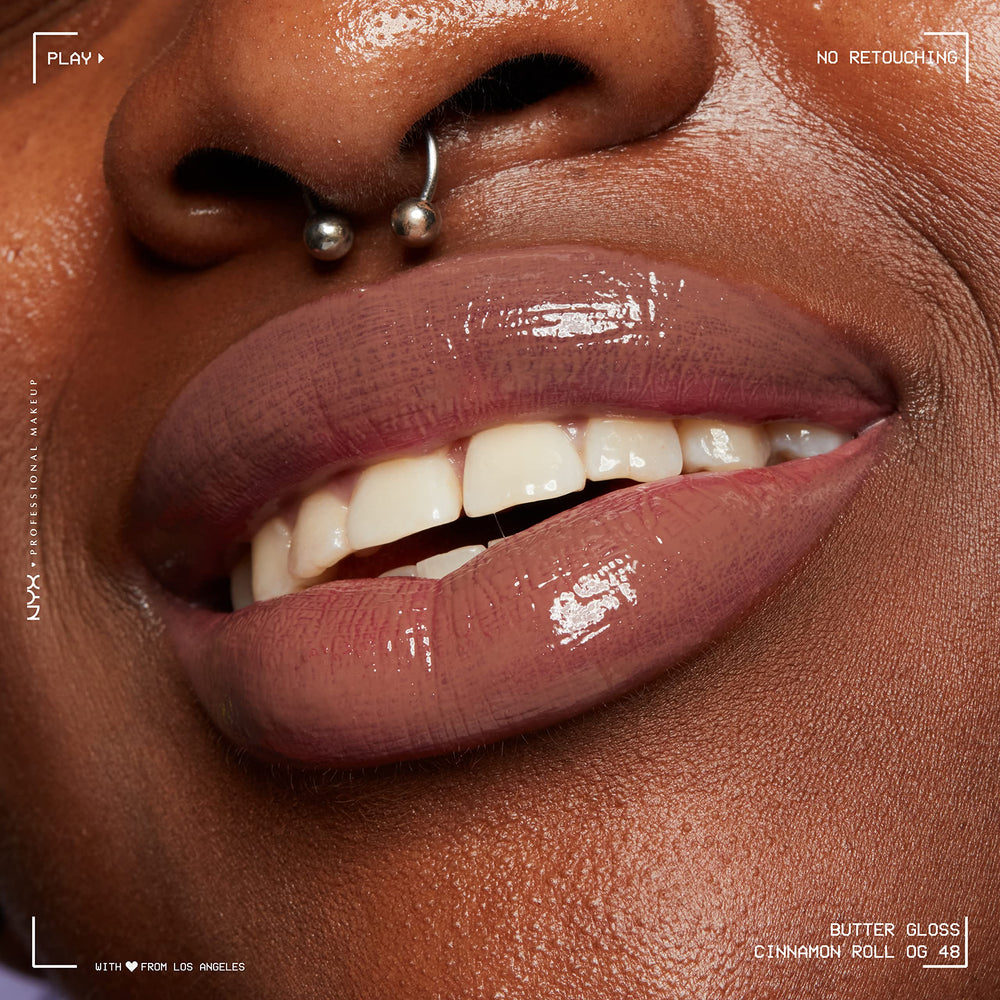 Look final con NYX Butter Gloss Brown Sugar en nude cálido.