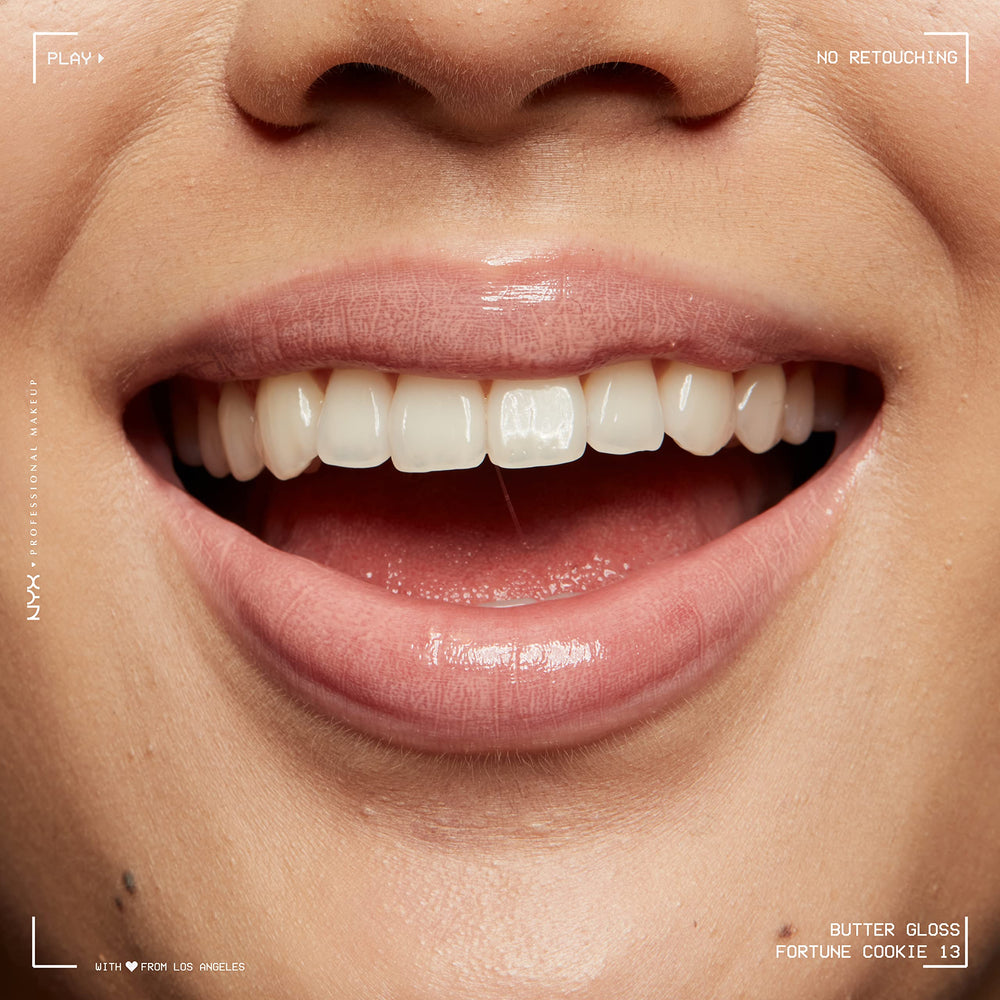 Detalle de brillo de NYX Butter Gloss Fortune Cookie para un look diario