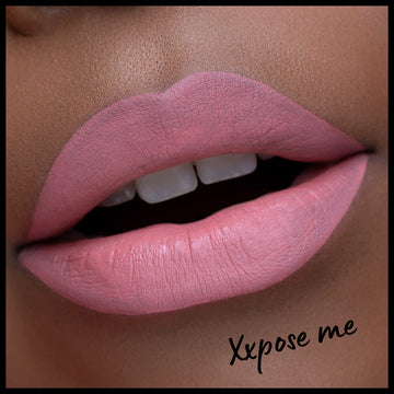 Textura mate suave de NYX Lip Lingerie XXL Matte Peach Pink.