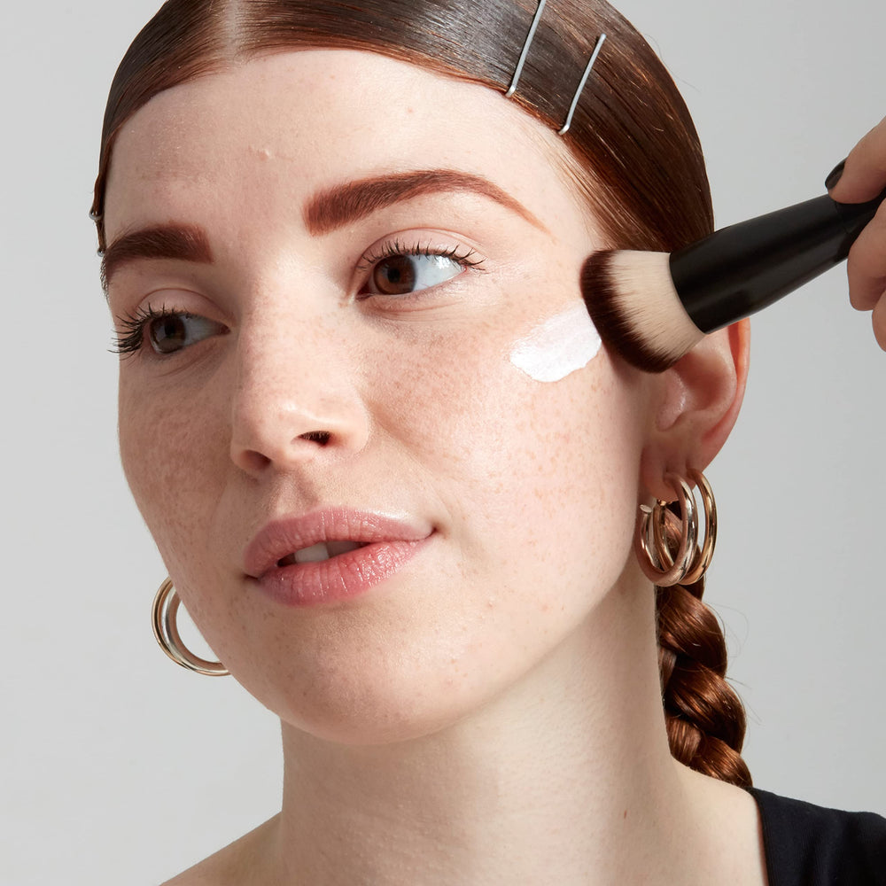 NYX Bare With Me aplicación previa al maquillaje para un acabado uniforme.