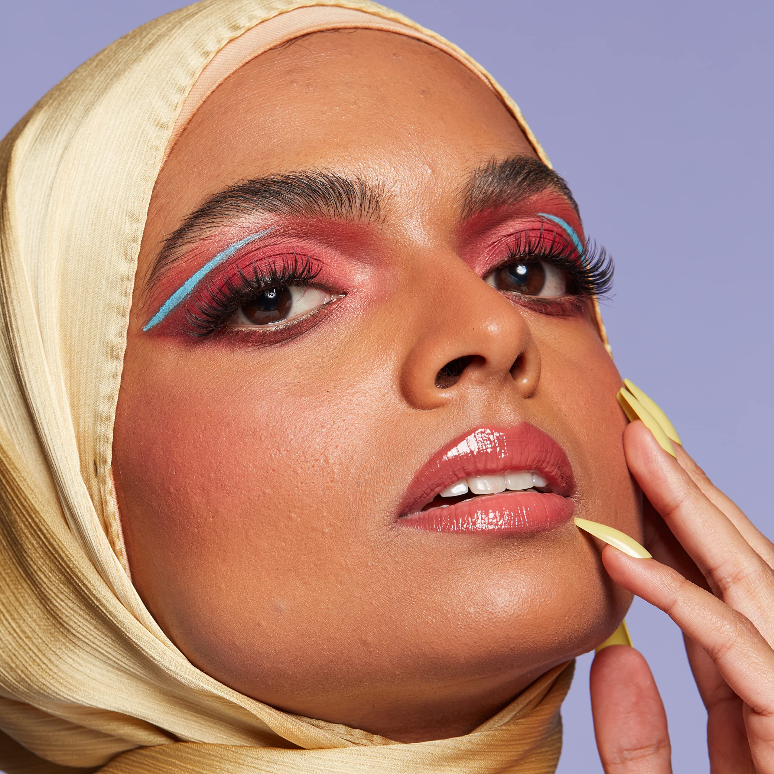 Aplicador de NYX Jumbo Lash facilita la colocación precisa.