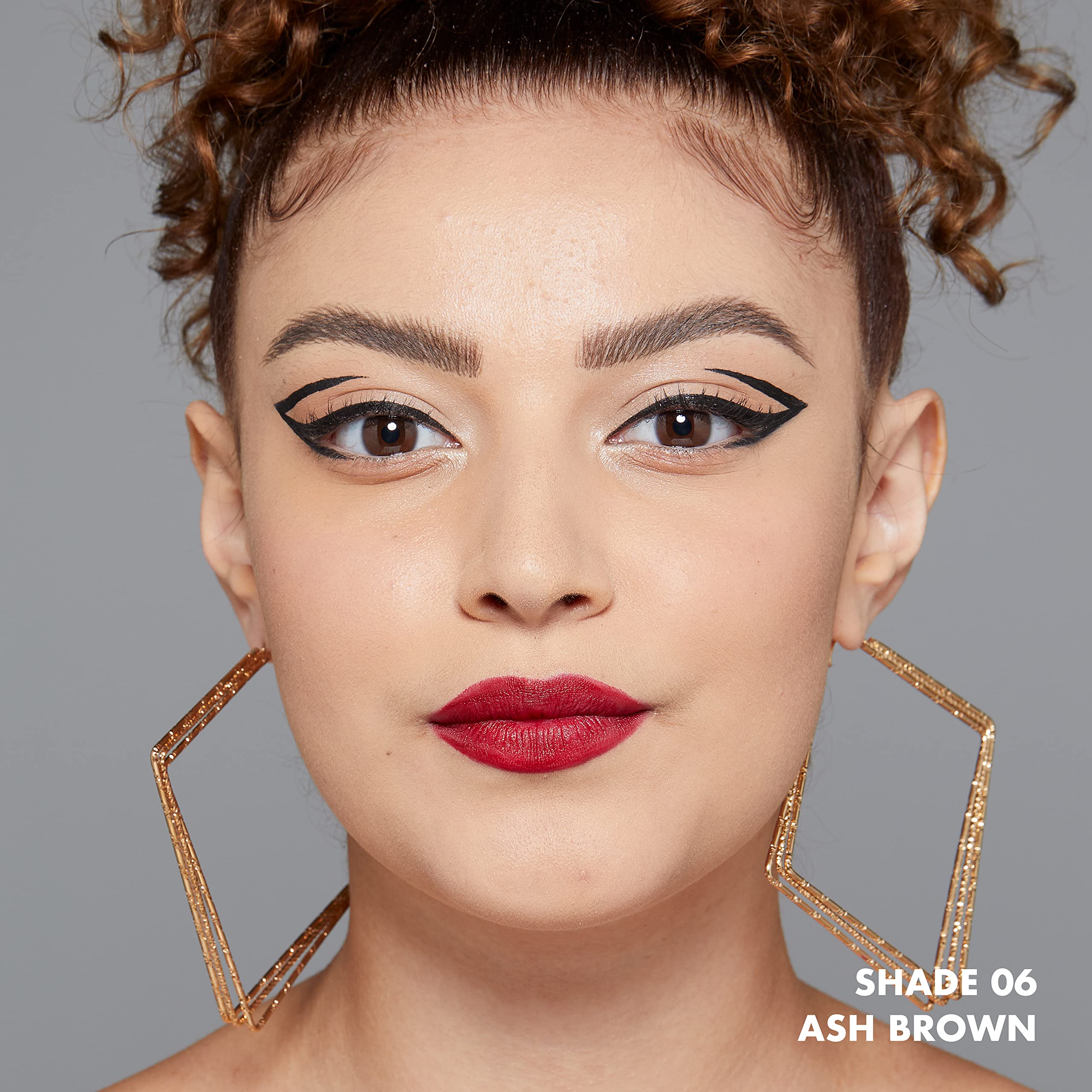 Mayor densidad en zonas escasas con NYX Lift & Snatch cejas.