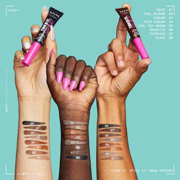 Aplicación precisa para definir y fijar cejas con Thick It Stick It.