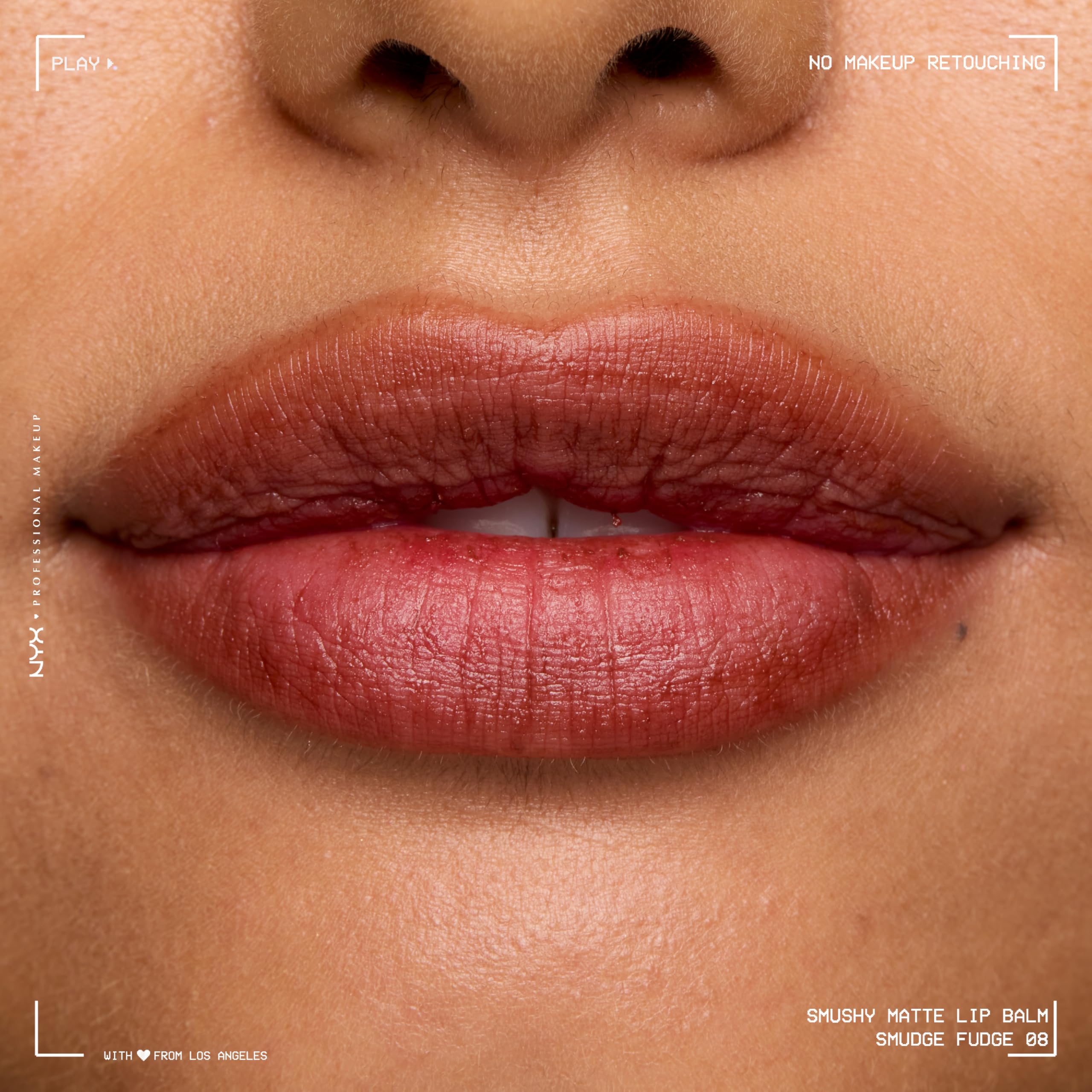 Aplicación suave de NYX Smushy Matte Lip Balm para un acabado natural.